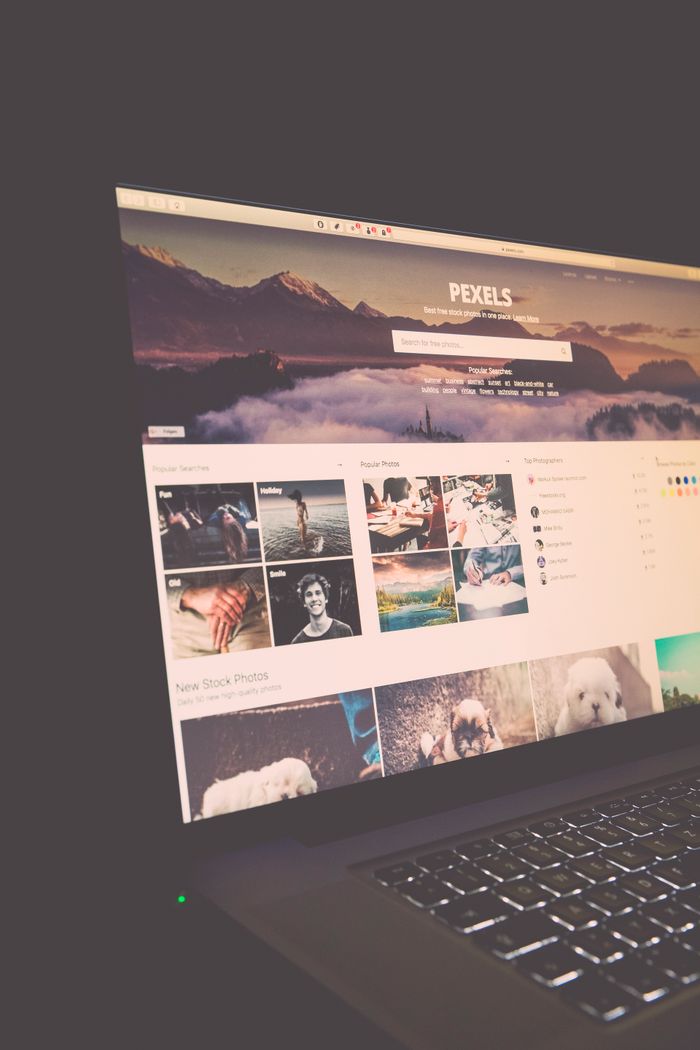 Ordinateur portable affichant le site Pexels, parfait pour répondre aux besoins en photos de stock.